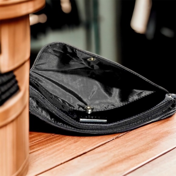 Guess emerald colored 𝅺‘Patent leather’ clutch. - Picture 6 of 7